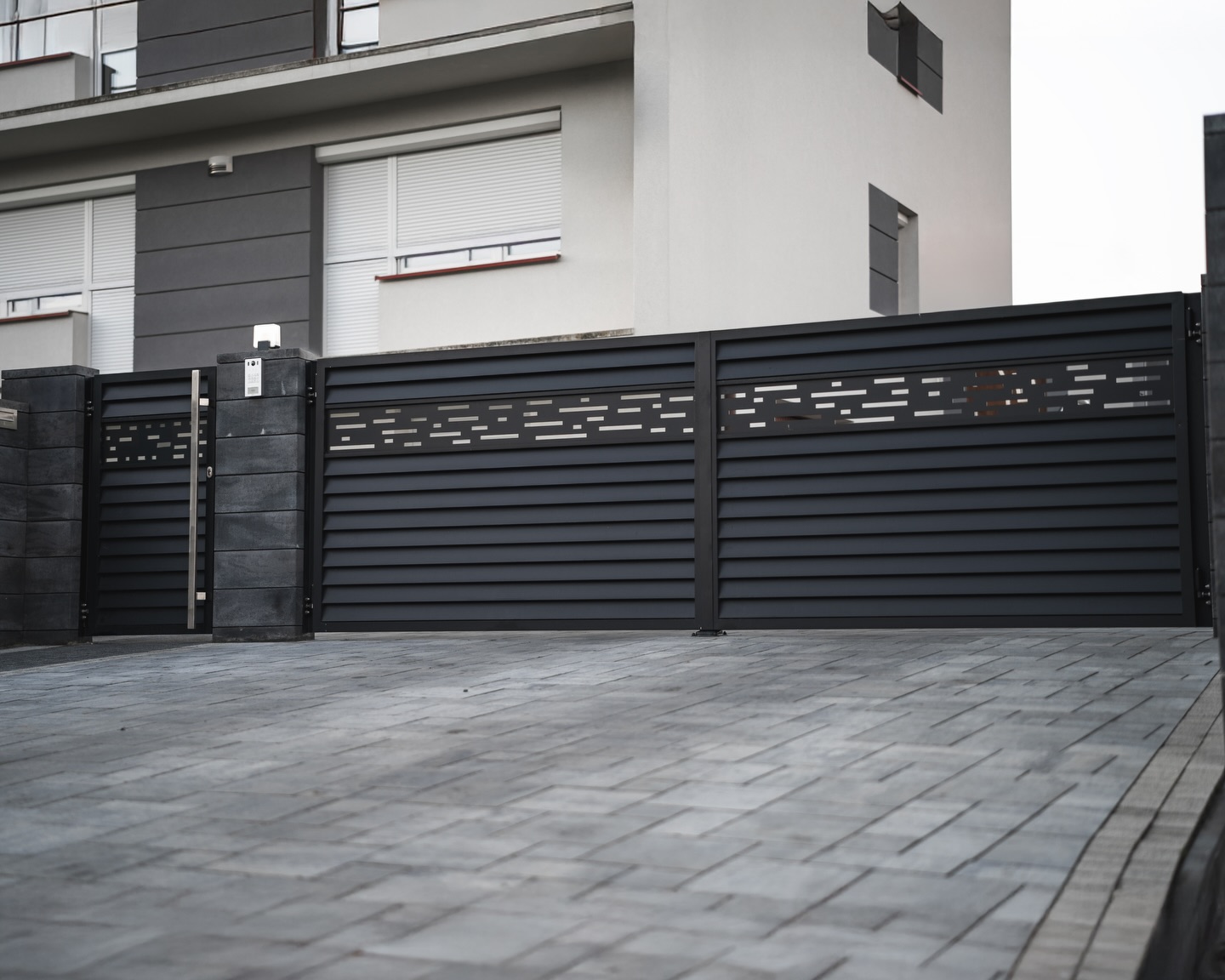 603920114_18295091524302404_5104898163033265009_n Louver